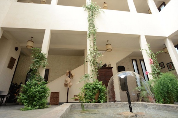A small cozy fountain in the common area of the Kite Sisters Villa during the Kitesurf Essaouira Morocco Camp